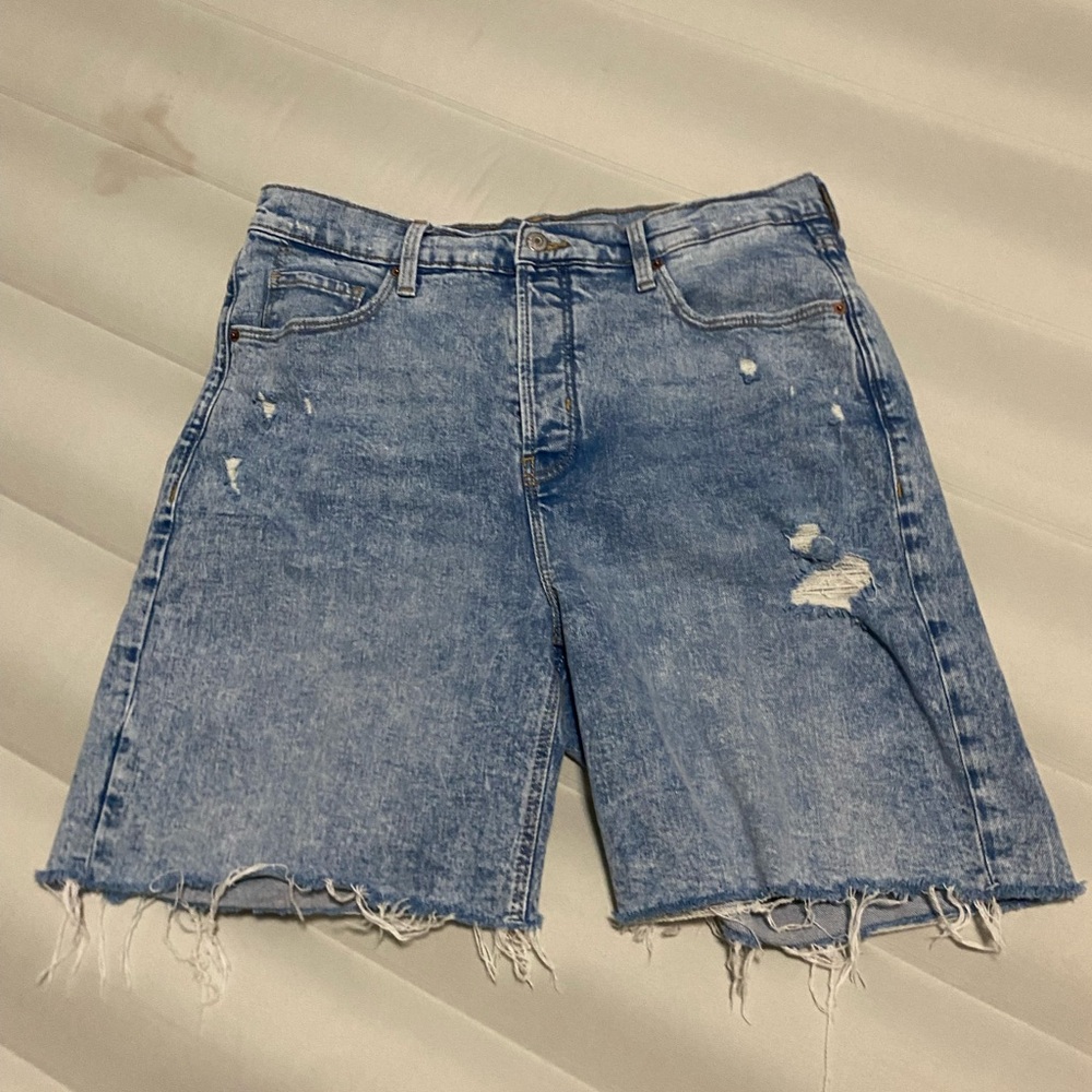 Blue Light Wash Frayed Jorts - Old Navy Size 14